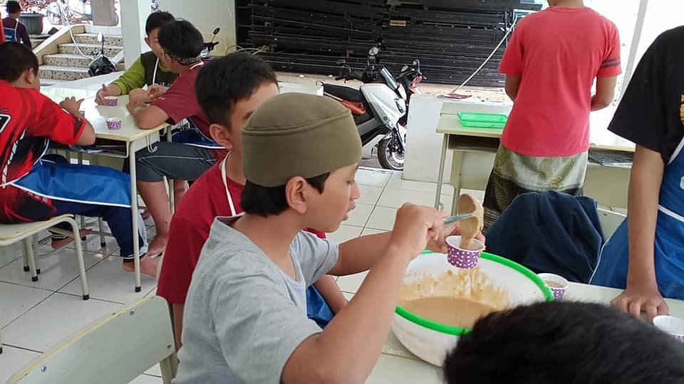 Santri makan bersama di asrama