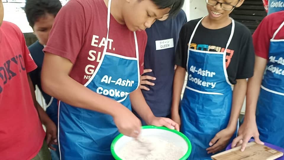 Santri mengikuti Al-Ashr Cooking Class
