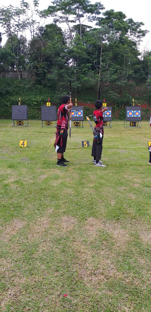Latihan panahan santri