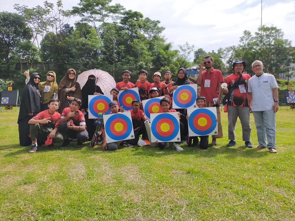 Santri berlatih panahan