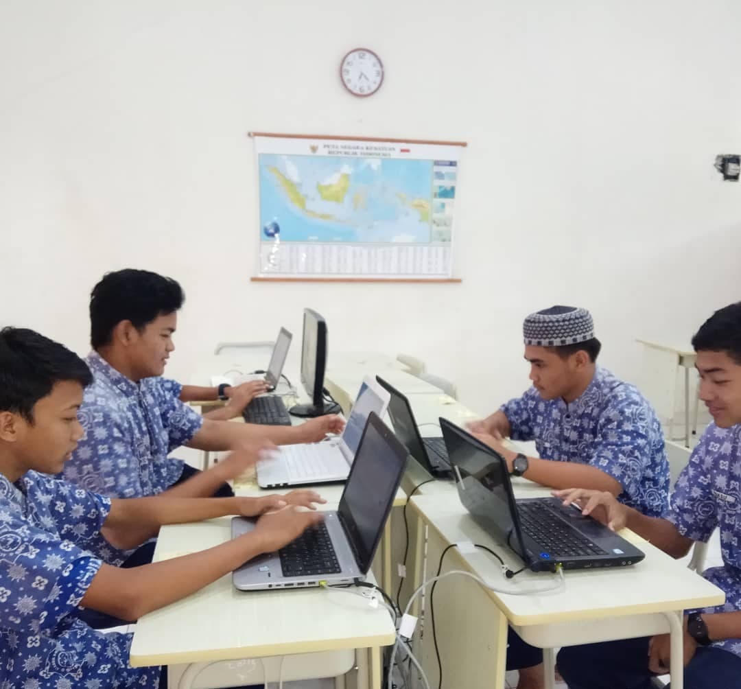 Santri belajar komputer di kelas