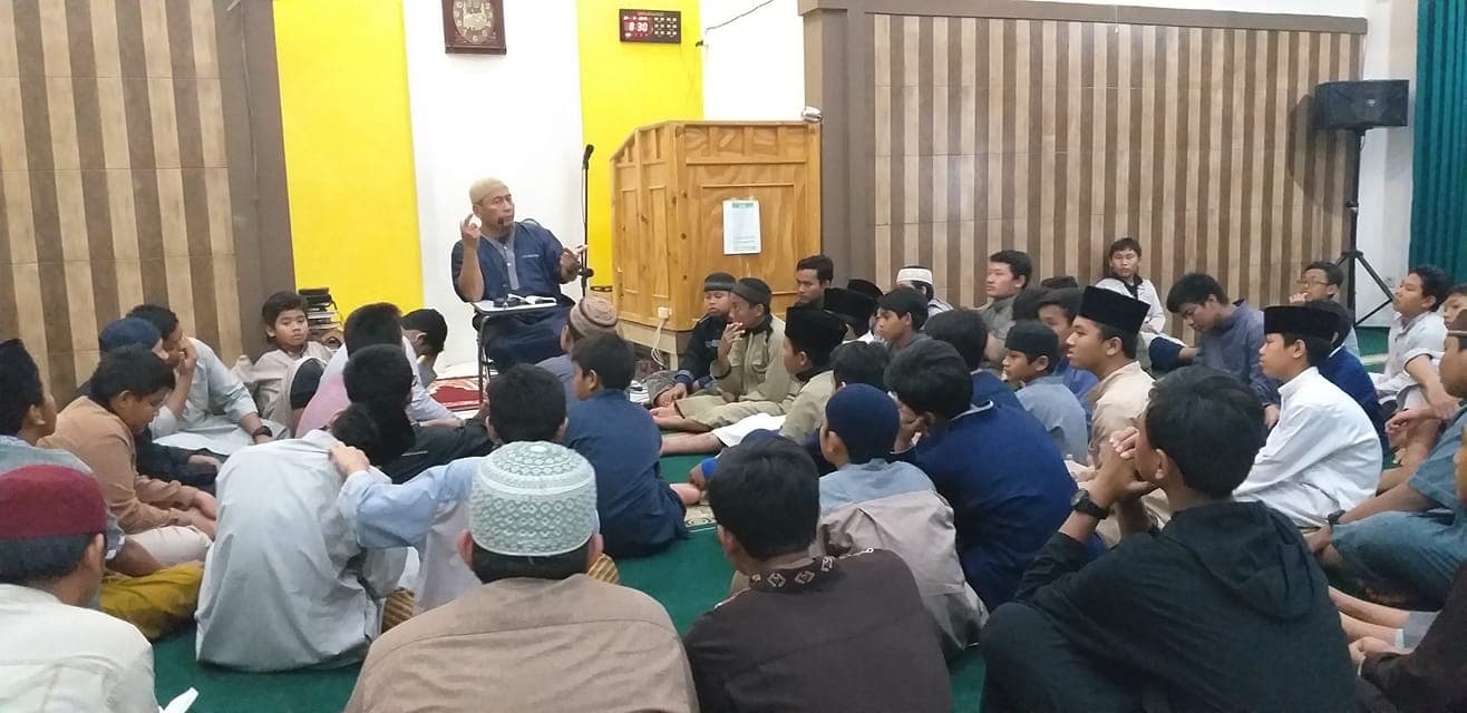 Santri mengikuti kajian malam di masjid