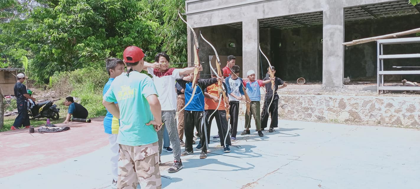 Santri kerja bakti bersama
