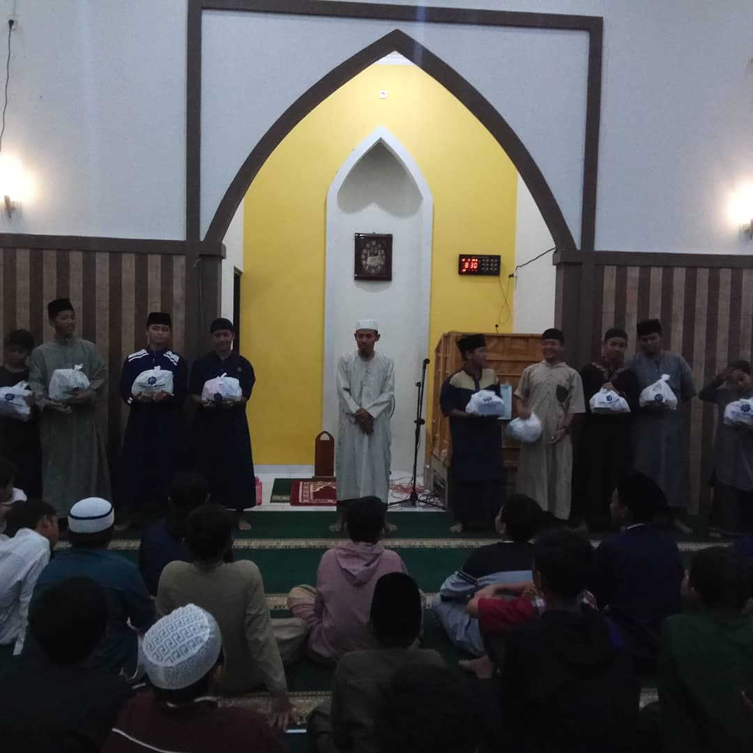 Penyaluran zakat fitri oleh santri